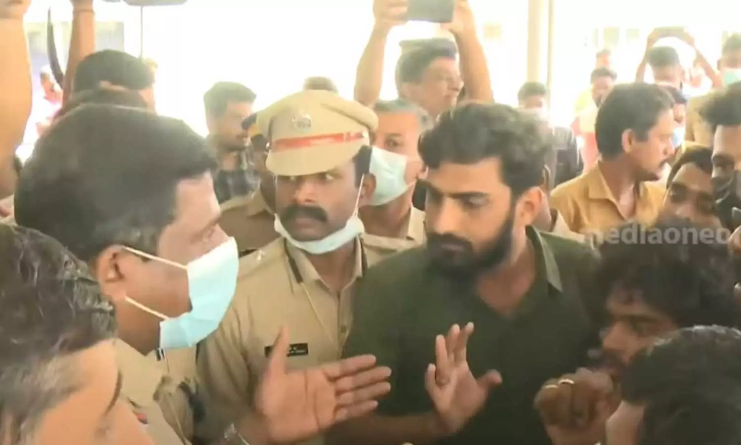 വേണ്ട ചികിത്സ നൽകിയാലും ചിലപ്പോൾ രോഗിയുടെ ജീവൻ രക്ഷിക്കാനാകില്ല; പാലക്കാട്ട് പ്രസവത്തെ തുടർന്ന് യുവതിയും കുഞ്ഞും മരിച്ച സംഭവത്തിൽ ഡോക്ടർമാരെ പിന്തുണച്ച് ഐ.എം.എ വേണ്ട ചികിത്സ നൽകിയാലും ചിലപ്പോൾ രോഗിയുടെ ജീവൻ രക്ഷിക്കാനാകില്ല; പാലക്കാട്ട് പ്രസവത്തെ തുടർന്ന് യുവതിയും കുഞ്ഞും മരിച്ച സംഭവത്തിൽ ഡോക്ടർമാരെ പിന്തുണച്ച് ഐ.എം.എ