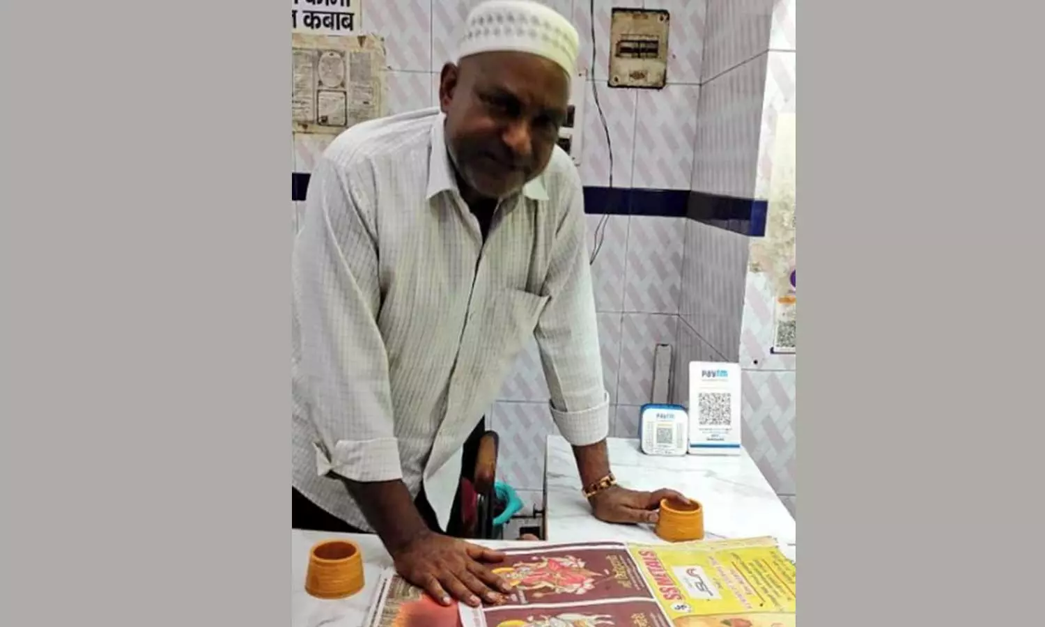 ഹിന്ദു ദേവതയുടെ ചിത്രമുള്ള പത്രത്തിൽ ചിക്കൻ വിൽപനയെന്ന് പരാതി; യു.പിയിൽ വ്യാപാരി അറസ്റ്റിൽ ഹിന്ദു ദേവതയുടെ ചിത്രമുള്ള പത്രത്തിൽ ചിക്കൻ വിൽപനയെന്ന് പരാതി; യു.പിയിൽ വ്യാപാരി അറസ്റ്റിൽ