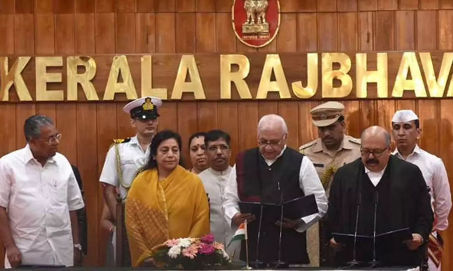 സജി ചെറിയാന്റെ ഭരണഘടനാ വിരുദ്ധ പരാമർശം ഗൗരവതരമെന്ന് രാജ്ഭവൻ സജി ചെറിയാന്റെ ഭരണഘടനാ വിരുദ്ധ പരാമർശം ഗൗരവതരമെന്ന് രാജ്ഭവൻ