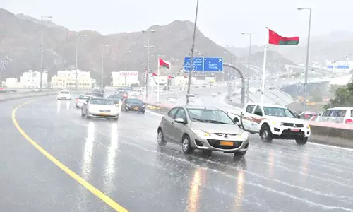 ഒമാനിലെ വിവിധ ഗവർണറേറ്റുകളിൽ കനത്ത മഴ; റോഡുകളിലും കടകളിലും വെള്ളം കയറി