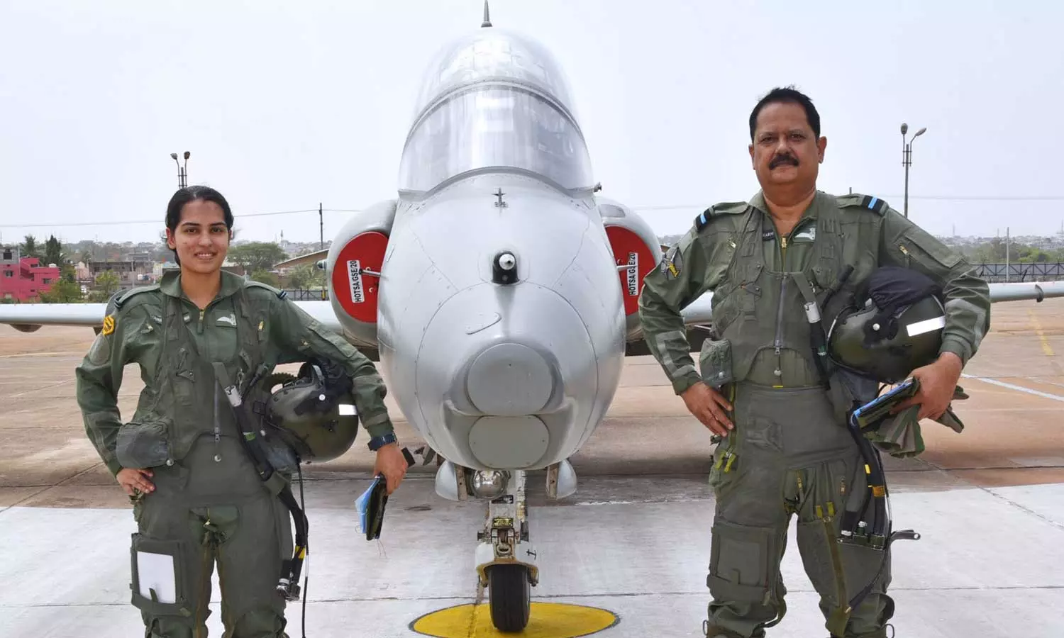 യുദ്ധവിമാനം ഒരുമിച്ച് പറത്തി അച്ഛനും മകളും; വ്യോമ സേനയുടെ ചരിത്രത്തിലാദ്യം: വൈറലായി ചിത്രങ്ങൾ യുദ്ധവിമാനം ഒരുമിച്ച് പറത്തി അച്ഛനും മകളും; വ്യോമ സേനയുടെ ചരിത്രത്തിലാദ്യം: വൈറലായി ചിത്രങ്ങൾ