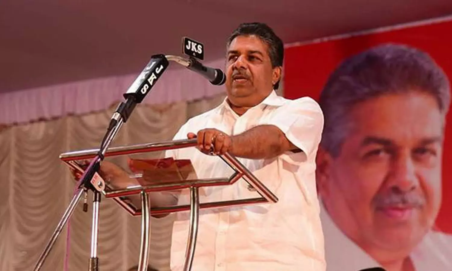 സജി ചെറിയാൻ തിരുവനന്തപുരത്തെ ഓഫീസിലെത്തി; വൈകുന്നേരത്തെ മന്ത്രിസഭാ യോഗത്തിൽ പങ്കെടുക്കും സജി ചെറിയാൻ തിരുവനന്തപുരത്തെ ഓഫീസിലെത്തി; വൈകുന്നേരത്തെ മന്ത്രിസഭാ യോഗത്തിൽ പങ്കെടുക്കും