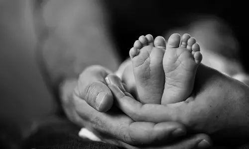 കൊല്ലത്ത് തൊട്ടിലില് ഉറങ്ങാൻ കിടത്തിയ കുഞ്ഞ് മരിച്ച നിലയിൽ കൊല്ലത്ത് തൊട്ടിലില് ഉറങ്ങാൻ കിടത്തിയ കുഞ്ഞ് മരിച്ച നിലയിൽ