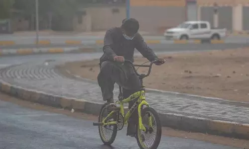 യുഎഇയിൽ പലയിടത്തും മഴയും പൊടിക്കാറ്റും: ജാഗ്രതാ നിർദേശം യുഎഇയിൽ പലയിടത്തും മഴയും പൊടിക്കാറ്റും: ജാഗ്രതാ നിർദേശം