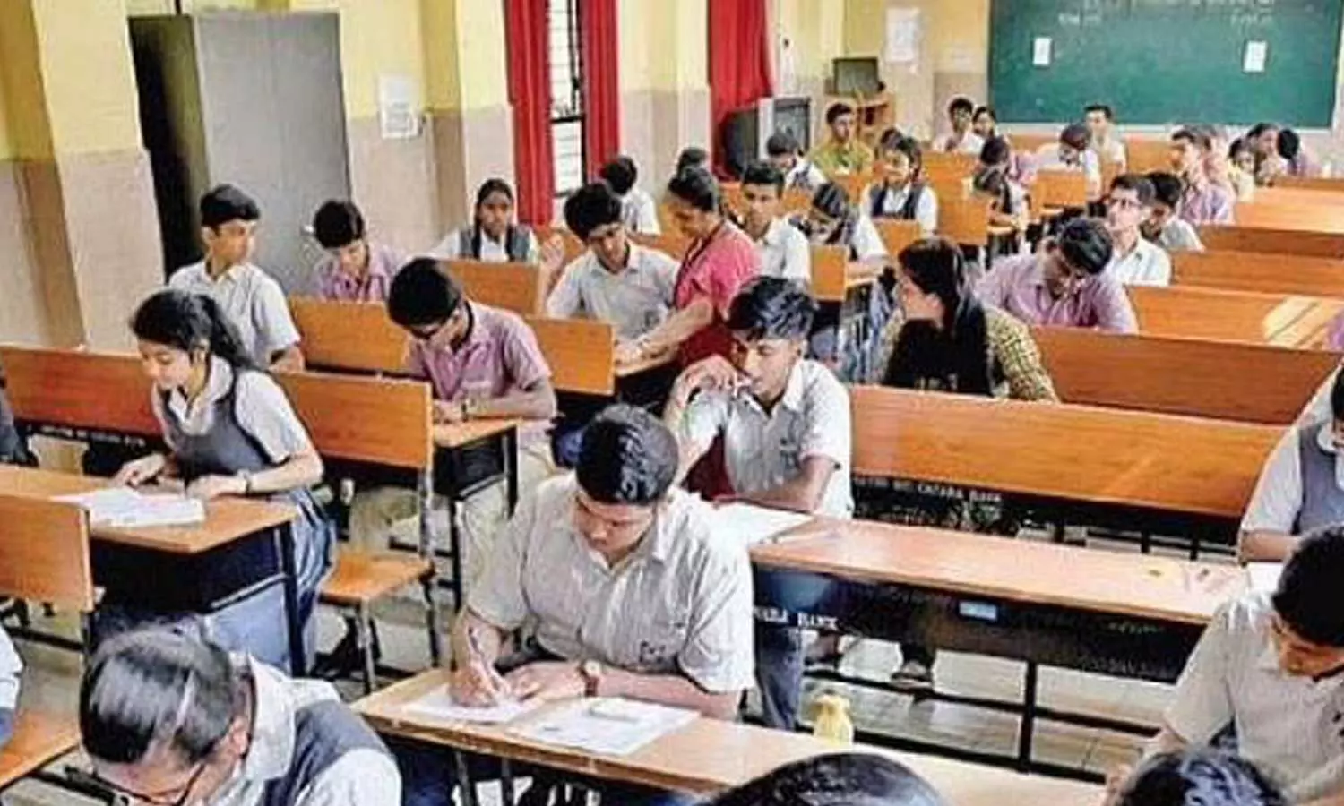 മലപ്പുറം ജില്ലയിലെ പ്ലസ് വൺ സീറ്റ് വർധിപ്പിക്കണമെന്ന് ഹൈക്കോടതി; പുതിയ ബാച്ചുകൾ അനുവദിക്കാൻ സർക്കാറിന് നിർദേശം മലപ്പുറം ജില്ലയിലെ പ്ലസ് വൺ സീറ്റ് വർധിപ്പിക്കണമെന്ന് ഹൈക്കോടതി; പുതിയ ബാച്ചുകൾ അനുവദിക്കാൻ സർക്കാറിന് നിർദേശം