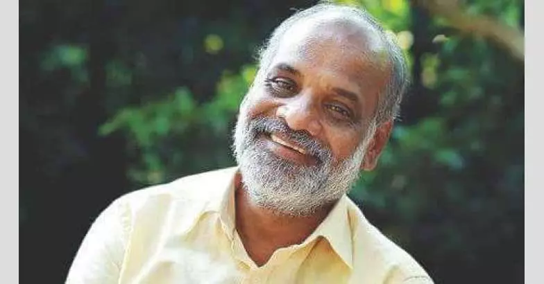 കെ.എം.സി.സി സാഹിത്യപുരസ്കാരം എഴുത്തുകാരന് പി സുരേന്ദ്രന് സമ്മാനിക്കും കെ.എം.സി.സി സാഹിത്യപുരസ്കാരം എഴുത്തുകാരന് പി സുരേന്ദ്രന് സമ്മാനിക്കും