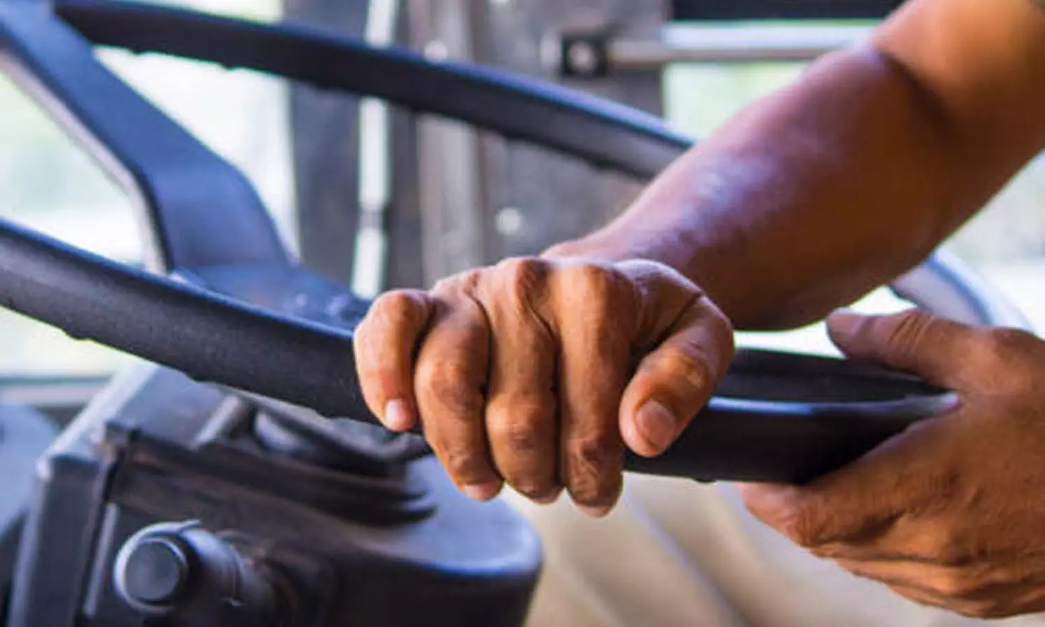 മത്സരയോട്ടം: സ്വകാര്യ ബസ് ഡ്രൈവറുടെ ലൈസൻസ് റദ്ദാക്കി മത്സരയോട്ടം: സ്വകാര്യ ബസ് ഡ്രൈവറുടെ ലൈസൻസ് റദ്ദാക്കി