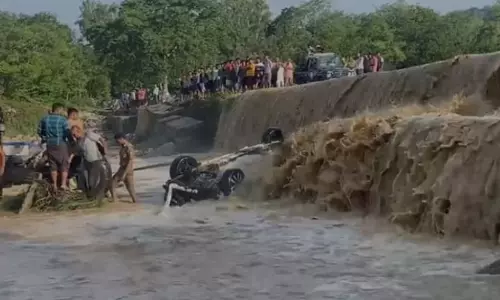 ഉത്തരാഖണ്ഡില് ദുരിതപ്പെയ്ത്ത്; കനത്ത മഴയില് കാര് ഒലിച്ചുപോയി 9 മരണം ഉത്തരാഖണ്ഡില് ദുരിതപ്പെയ്ത്ത്; കനത്ത മഴയില് കാര് ഒലിച്ചുപോയി 9 മരണം