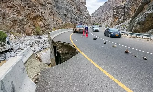 ഒമാനില് വെള്ളപ്പാച്ചിലില് റോഡ് ഭാഗികമായി തകര്ന്നു; യാത്രക്കാര് ശ്രദ്ധിക്കണമെന്ന് പൊലീസ് മുന്നറിയിപ്പ് ഒമാനില് വെള്ളപ്പാച്ചിലില് റോഡ് ഭാഗികമായി തകര്ന്നു; യാത്രക്കാര് ശ്രദ്ധിക്കണമെന്ന് പൊലീസ് മുന്നറിയിപ്പ്