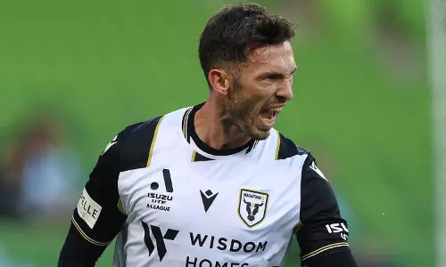 ആകാംക്ഷയുടെ കെട്ടുപൊട്ടിച്ചു; ഗ്രീക്ക്-ഓസീസ് സ്‌ട്രൈക്കർ ബ്ലാസ്‌റ്റേഴ്‌സിൽ