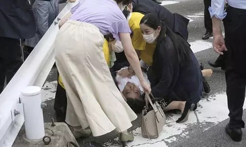 വെടിവച്ചത് തൊട്ടുപിന്നിൽനിന്ന്; വെടിയുണ്ട ആബെയുടെ ഹൃദയം തുളച്ചുകയറി