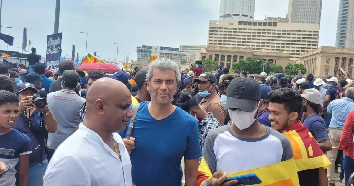 നിങ്ങളുടെ കോട്ട വീണിരിക്കുന്നു, രാജിവയ്ക്കാനുള്ള മാന്യത കാണിക്കുക ശ്രീലങ്കയിൽ തെരുവിലിറങ്ങി സനത് ജയസൂര്യ