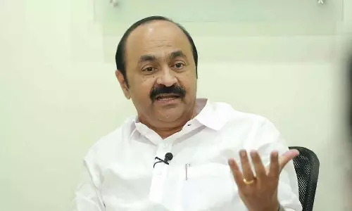 ശബരീനാഥന്റെ അറസ്റ്റ് രാഷ്ട്രീയ പ്രേരിതം; മുണ്ടുടുത്ത മോദിയാണ് പിണറായിയെന്ന് വി.ഡി സതീശൻ