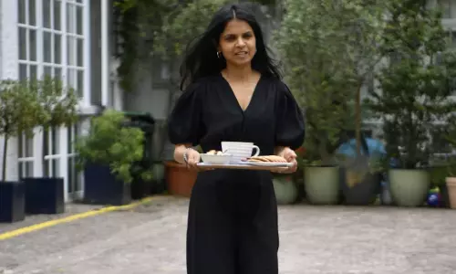 ഋഷിയെ കാണാനെത്തിയ മാധ്യമപ്രവർത്തകർക്കു മുന്നിൽ ചായയുമായി അക്ഷതയുടെ സർപ്രൈസ്; ഏറ്റെടുത്ത് സോഷ്യൽ മീഡിയ