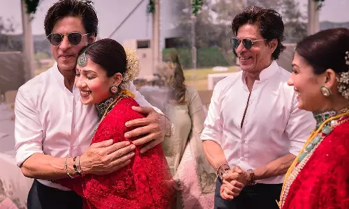 ലേഡി സൂപ്പര്‍ സ്റ്റാറിനെ ചേര്‍ത്തുപിടിച്ച് കിങ് ഖാന്‍; നയൻസ്-വിക്കി വിവാഹ ചിത്രങ്ങള്‍