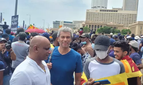 നിങ്ങളുടെ കോട്ട വീണിരിക്കുന്നു, രാജിവയ്ക്കാനുള്ള മാന്യത കാണിക്കുക ശ്രീലങ്കയിൽ തെരുവിലിറങ്ങി സനത് ജയസൂര്യ