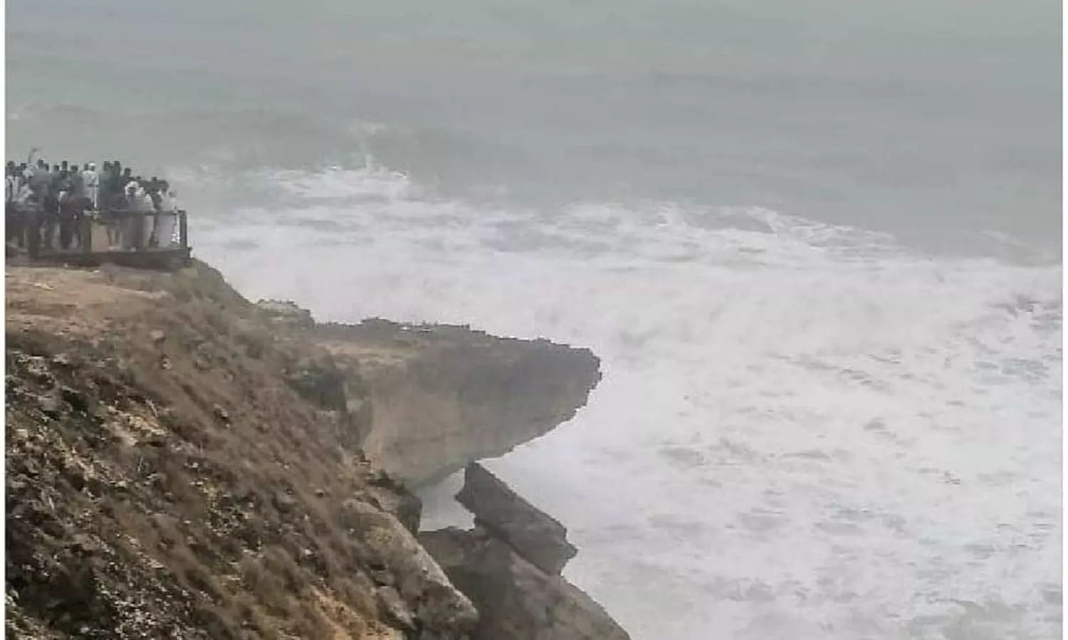 സലാലയില് കടലില് വീണ് അഞ്ച് പേരെ കാണാതായി സലാലയില് കടലില് വീണ് അഞ്ച് പേരെ കാണാതായി