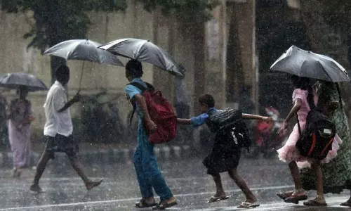 സാറേ, നാളെ സ്‌കൂളുണ്ടോ ? ചോദ്യം കേട്ട് കണ്ണൂർ കലക്ടറുടെ മറുപടി ഇങ്ങനെ