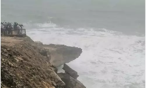 സലാലയില് കടലില് വീണ് അഞ്ച് പേരെ കാണാതായി സലാലയില് കടലില് വീണ് അഞ്ച് പേരെ കാണാതായി