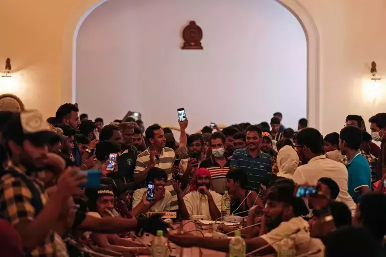 ശ്രീലങ്കയിൽ ജനകീയപ്രക്ഷോഭം തുടരുന്നു; പ്രധാനമന്ത്രിയുടെ ഔദ്യോഗിക വസതിയും സമരക്കാരുടെ നിയന്ത്രണത്തില്‍