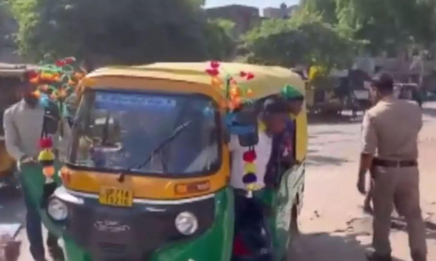 ഓട്ടോറിക്ഷയിൽ സഞ്ചരിച്ചത് 27 പേർ; 11,500 രൂപ പിഴയിട്ട് പൊലീസ് - വീഡിയോ
