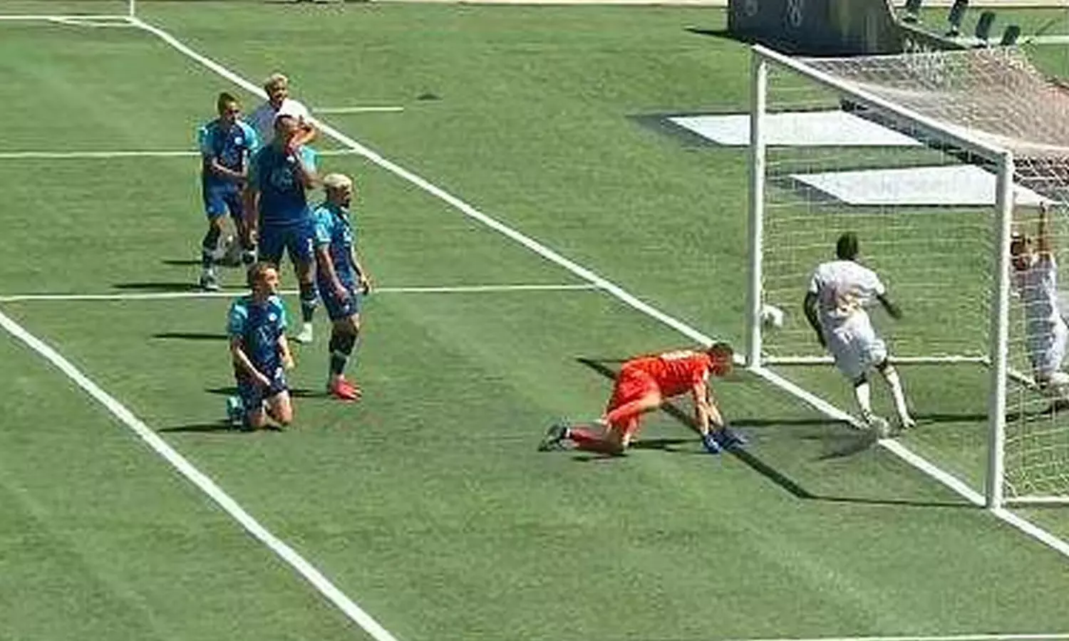 എന്തിനാ കാലുകൊണ്ട് തട്ടിയത്... ഒന്ന് ഊതിയാൽ ഗോളാവില്ലേ; ;നൂറ്റാണ്ടിലെ അബദ്ധം - വീഡിയോ