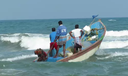 കൊല്ലത്ത് വള്ളം മറിഞ്ഞ് രണ്ട് മത്സ്യത്തൊഴിലാളികളെ കാണാതായി
