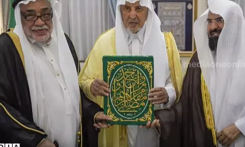 കഅബയെ പുതപ്പിക്കുവാനുള്ള പുതിയ കിസ്‌വ കഅബയുടെ സൂക്ഷിപ്പുകാരന് കൈമാറി