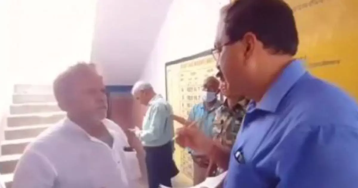 അധ്യാപകന് കുര്ത്തയും പൈജാമയും ധരിച്ചത് ഇഷ്ടമായില്ല; ശമ്പളം വെട്ടിക്കുറയ്ക്കാന് ഉത്തരവിട്ട് കലക്ടര് അധ്യാപകന് കുര്ത്തയും പൈജാമയും ധരിച്ചത് ഇഷ്ടമായില്ല; ശമ്പളം വെട്ടിക്കുറയ്ക്കാന് ഉത്തരവിട്ട് കലക്ടര്