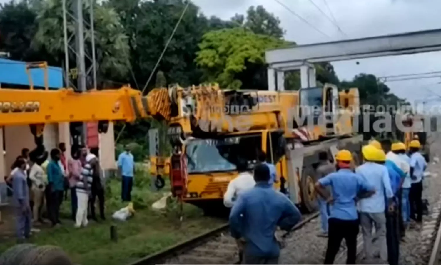 ക്രെയിൻ പാളത്തിൽ നിന്ന് നീക്കി; ഷൊർണൂർ-ഒറ്റപ്പാലം റൂട്ടിലെ ട്രെയിൻ ഗതാഗതം പുനഃസ്ഥാപിച്ചു