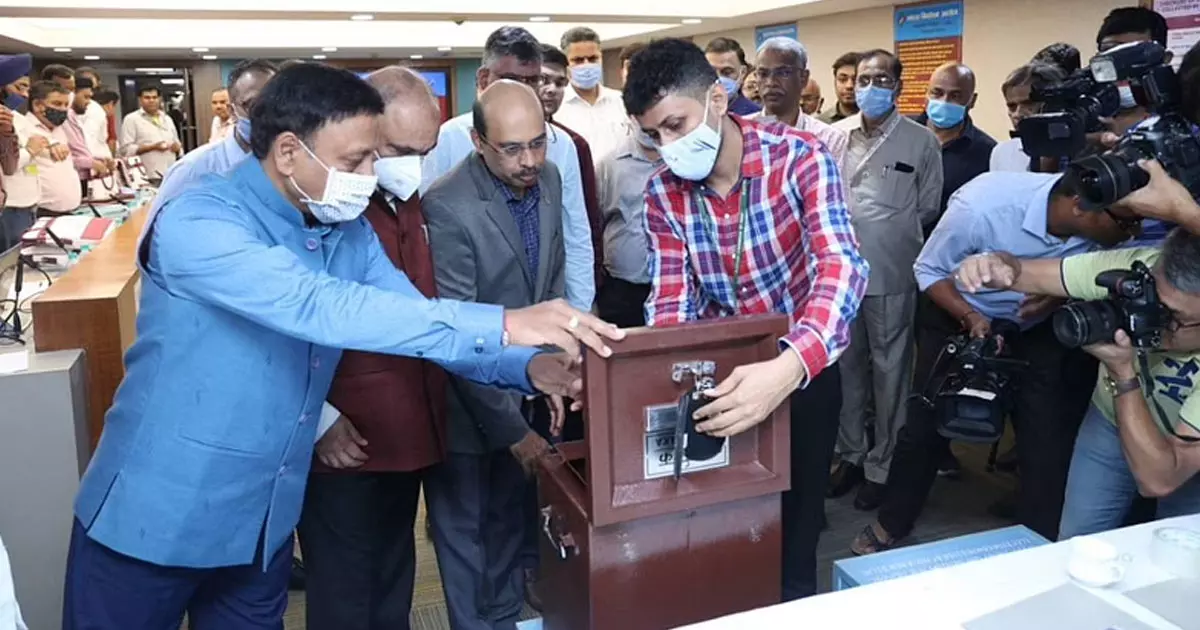 വിസ്താര എയർലൈൻസിൽ യാത്രികനായി മിസ്റ്റർ ബാലറ്റ് ബോക്‌സും; തീരുമാനത്തിന് പിറകിലെന്ത്?