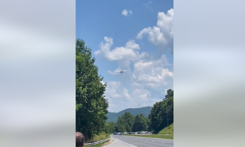 ചീറിപ്പാഞ്ഞ് വാഹനങ്ങള്‍; തിരക്കേറിയ റോഡില്‍ വിമാനമിറക്കി: വീഡിയോ