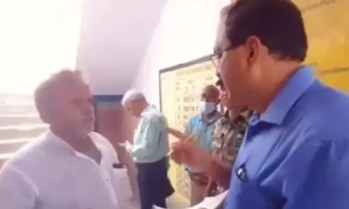 അധ്യാപകന്‍ കുര്‍ത്തയും പൈജാമയും ധരിച്ചത് ഇഷ്ടമായില്ല; ശമ്പളം വെട്ടിക്കുറയ്ക്കാന്‍ ഉത്തരവിട്ട് കലക്ടര്‍