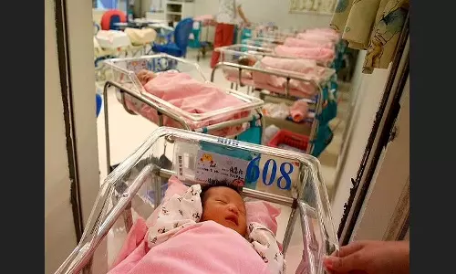 ജനസംഖ്യാ പ്രതിസന്ധി രൂക്ഷം; കൂടുതൽ പ്രസവിക്കാൻ സ്ത്രീകൾക്ക് ആനുകൂല്യങ്ങൾ പ്രഖ്യാപിച്ച് ചൈന ജനസംഖ്യാ പ്രതിസന്ധി രൂക്ഷം; കൂടുതൽ പ്രസവിക്കാൻ സ്ത്രീകൾക്ക് ആനുകൂല്യങ്ങൾ പ്രഖ്യാപിച്ച് ചൈന