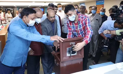 വിസ്താര എയർലൈൻസിൽ യാത്രികനായി മിസ്റ്റർ ബാലറ്റ് ബോക്‌സും; തീരുമാനത്തിന് പിറകിലെന്ത്?