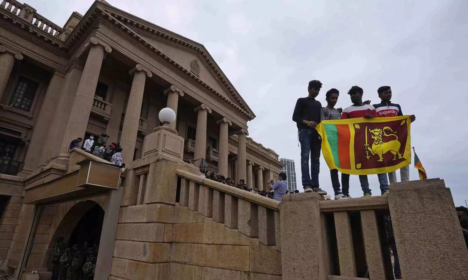 ഗോതബയ രജപക്‌സെ ശ്രീലങ്ക വിട്ടു; സൈനിക വിമാനത്തിൽ മാലദ്വീപിലേക്ക് കടന്നതായി റിപ്പോർട്ടുകൾ
