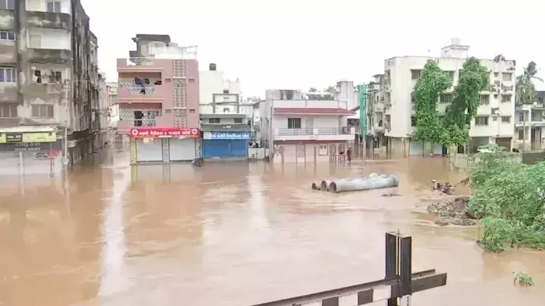 രാജ്യത്ത് മഴക്കെടുതി തുടരുന്നു; മഹാരാഷ്ട്രയില് മണ്ണിടിച്ചില്,ഗുജറാത്തില് 66 ഗ്രാമങ്ങള് വെള്ളത്തിനടിയില് രാജ്യത്ത് മഴക്കെടുതി തുടരുന്നു; മഹാരാഷ്ട്രയില് മണ്ണിടിച്ചില്,ഗുജറാത്തില് 66 ഗ്രാമങ്ങള് വെള്ളത്തിനടിയില്