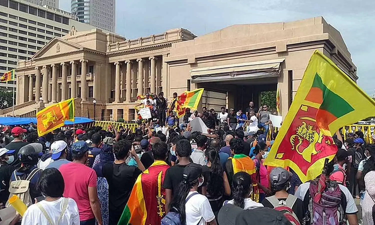 ശ്രീലങ്കയിൽ വീണ്ടും അടിയന്തരാവസ്ഥ പ്രഖ്യാപിച്ചു: രാജിവെക്കാതെ രാജ്യം വിട്ട പ്രസിഡന്റിനെതിരെ പ്രതിഷേധം കനക്കുന്നു ശ്രീലങ്കയിൽ വീണ്ടും അടിയന്തരാവസ്ഥ പ്രഖ്യാപിച്ചു: രാജിവെക്കാതെ രാജ്യം വിട്ട പ്രസിഡന്റിനെതിരെ പ്രതിഷേധം കനക്കുന്നു