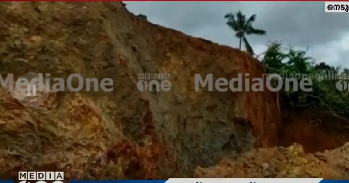 കുഴിയെടുക്കുന്നതിനിടെ മണ്ണിടിഞ്ഞു; തിരുവനന്തപുരത്ത് രണ്ടുപേർ മരിച്ചു കുഴിയെടുക്കുന്നതിനിടെ മണ്ണിടിഞ്ഞു; തിരുവനന്തപുരത്ത് രണ്ടുപേർ മരിച്ചു