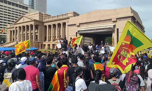 ശ്രീലങ്കയിൽ വീണ്ടും അടിയന്തരാവസ്ഥ പ്രഖ്യാപിച്ചു: രാജിവെക്കാതെ രാജ്യം വിട്ട പ്രസിഡന്റിനെതിരെ പ്രതിഷേധം കനക്കുന്നു