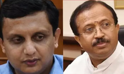 PWD റോഡിലെ കുഴി എണ്ണിയിട്ട് ദേശീയ പാതയിലേക്ക് പോയാൽ പോരെ; റിയാസിന് വി. മുരളീധരന്റെ മറുപടി