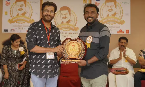 നവാസ് വള്ളിക്കുന്നിന് കലാഭവൻ മണി മെമ്മോറിയൽ പുരസ്കാരം