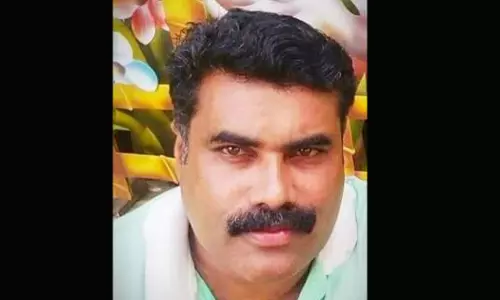 നിർത്തിയിട്ട കാറിന്റെ ഡോർ തട്ടി ബൈക്ക് മറിഞ്ഞു; മറ്റൊരു കാർ കയറി യുവാവ്‌ മരിച്ചു