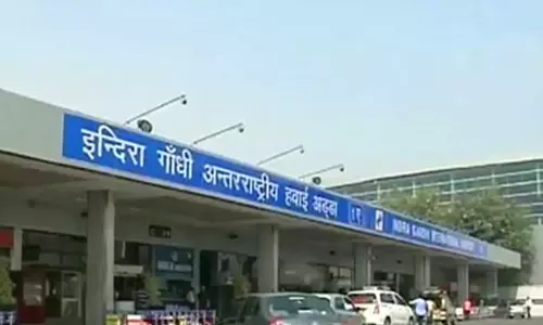 രണ്ട്  ബാഗ് നിറയെ  തോക്കുകളുമായി ദമ്പതികൾ വിമാനത്താവളത്തിൽ പിടിയിൽ