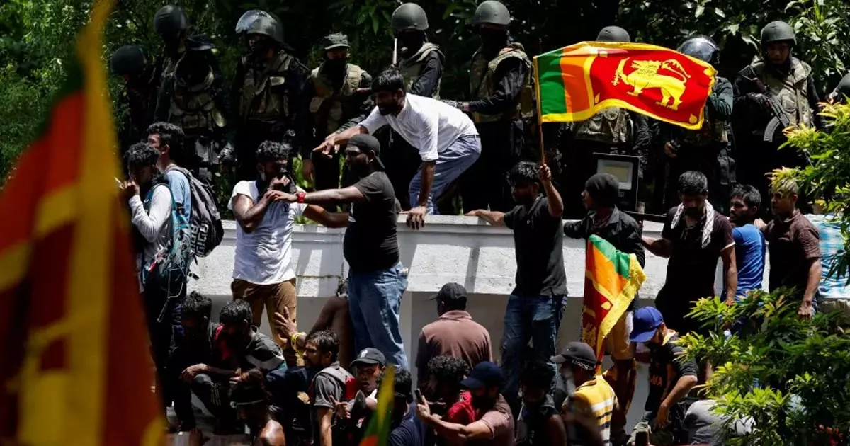 ശ്രീലങ്കയിലെ പ്രക്ഷോഭം അടിച്ചമർത്താൻ സൈന്യത്തിന് നിര്ദേശം ശ്രീലങ്കയിലെ പ്രക്ഷോഭം അടിച്ചമർത്താൻ സൈന്യത്തിന് നിര്ദേശം