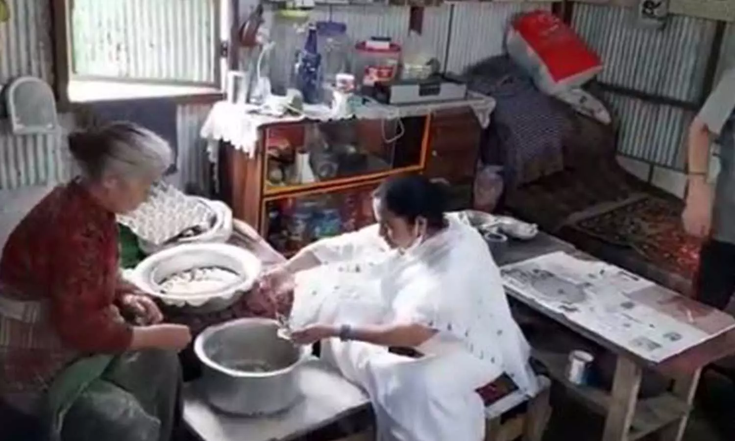 കിടിലൻ മോമോസ്; പാചകത്തിലും കൈവച്ച് ദീദി-വൈറൽ വീഡിയോ