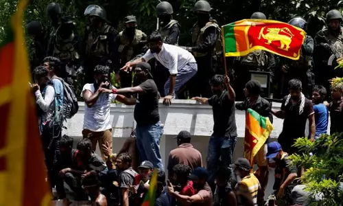 ശ്രീലങ്കയിലെ പ്രക്ഷോഭം അടിച്ചമർത്താൻ സൈന്യത്തിന് നിര്‍ദേശം