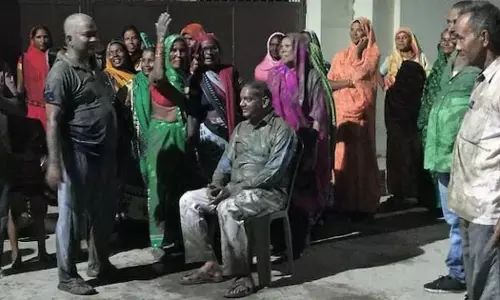 യു.പിയില്‍ എം.എല്‍.എയെ ചെളിയില്‍ കുളിപ്പിച്ച് ജനങ്ങള്‍, കാരണം...