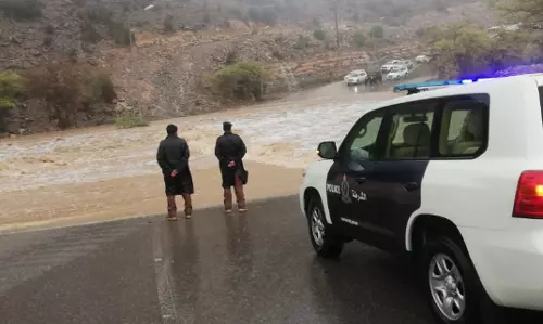 ഒമാനില്‍ നിയമംലംഘിച്ച് വാദി മുറിച്ചുകടന്ന   രണ്ടുപേരെ പൊലീസ് അറസ്റ്റ് ചെയ്തു