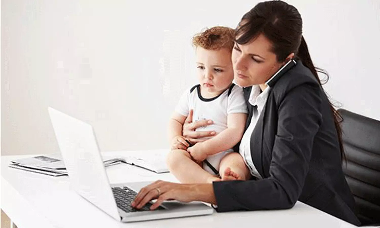 കുഞ്ഞോ കരിയറോ? ഏതെങ്കിലുമൊന്ന് തെരഞ്ഞെടുക്കാൻ അമ്മയോട് ആവശ്യപ്പെടരുതെന്ന് ബോംബെ ഹൈക്കോടതി